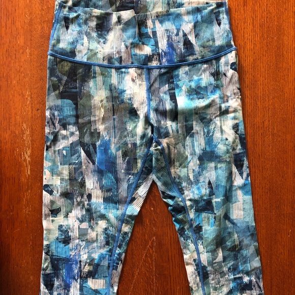 Lululemon Wunder Under Crops - Picture 2 of 4